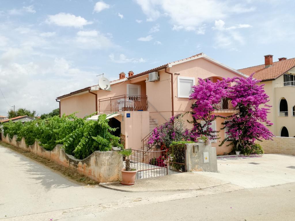 Apartments Bardak Ližnjan エクステリア 写真